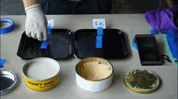 同一時間使用蜜蠟250的模具在差不多2秒后就掉落在桌面上，但使用常規(guī)蠟的模具還是牢牢地穩(wěn)固貼在模具上，附著力十分強，由此可見使用蜜蠟250的脫膜效果更勝一籌。