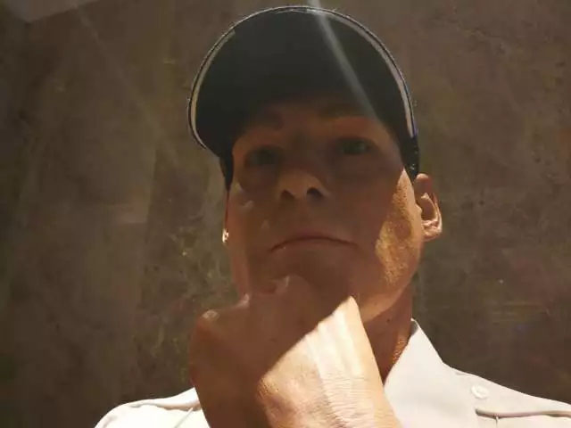 凌厲的眼神流轉(zhuǎn)，目光如炬，手掌的青筋清晰暴出，歲月的紋路無情橫亙——樹脂雕塑《站崗》