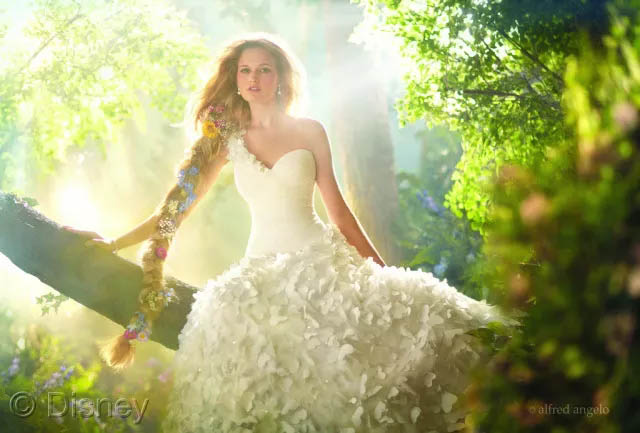 假若將玻璃鋼船艇比喻成一位女生，那么膠衣就是她華美的衣裳！