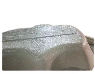 用樹(shù)脂和玻璃纖維復(fù)合在浴缸胚料的底部，使成型產(chǎn)品有足夠的強(qiáng)度