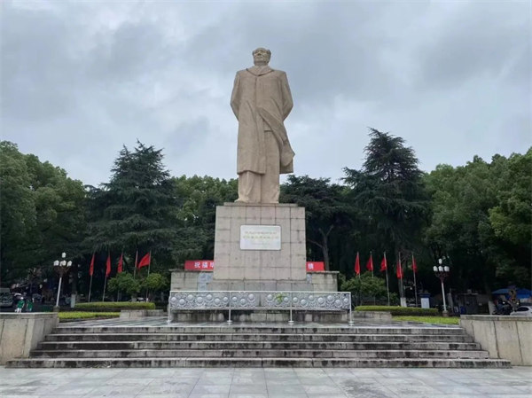 湖南大學(xué)，毛主席雕像