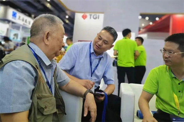 中國(guó)復(fù)合材料工業(yè)協(xié)會(huì)特邀顧問，中國(guó)SMC之父，黃家康到博皓展臺(tái)交流指導(dǎo)
