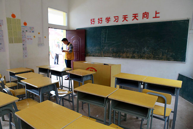 梅嶺小學(xué)僅有20多個(gè)學(xué)生，只有包括1個(gè)校長(zhǎng)在內(nèi)的3個(gè)老師